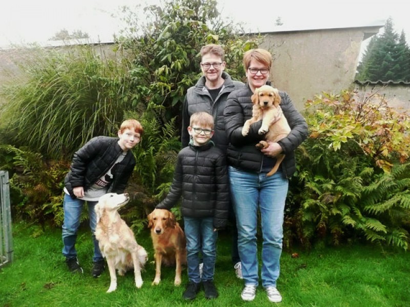 12-Roter-Ruede-William-mit-seiner-neuen-Familie